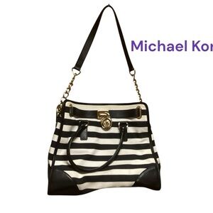 MICHAEL KORS HAMILTON BLACK/WHITE STRIPED SHOULDER BAG WITH ZIPPER LOCK AND KEY